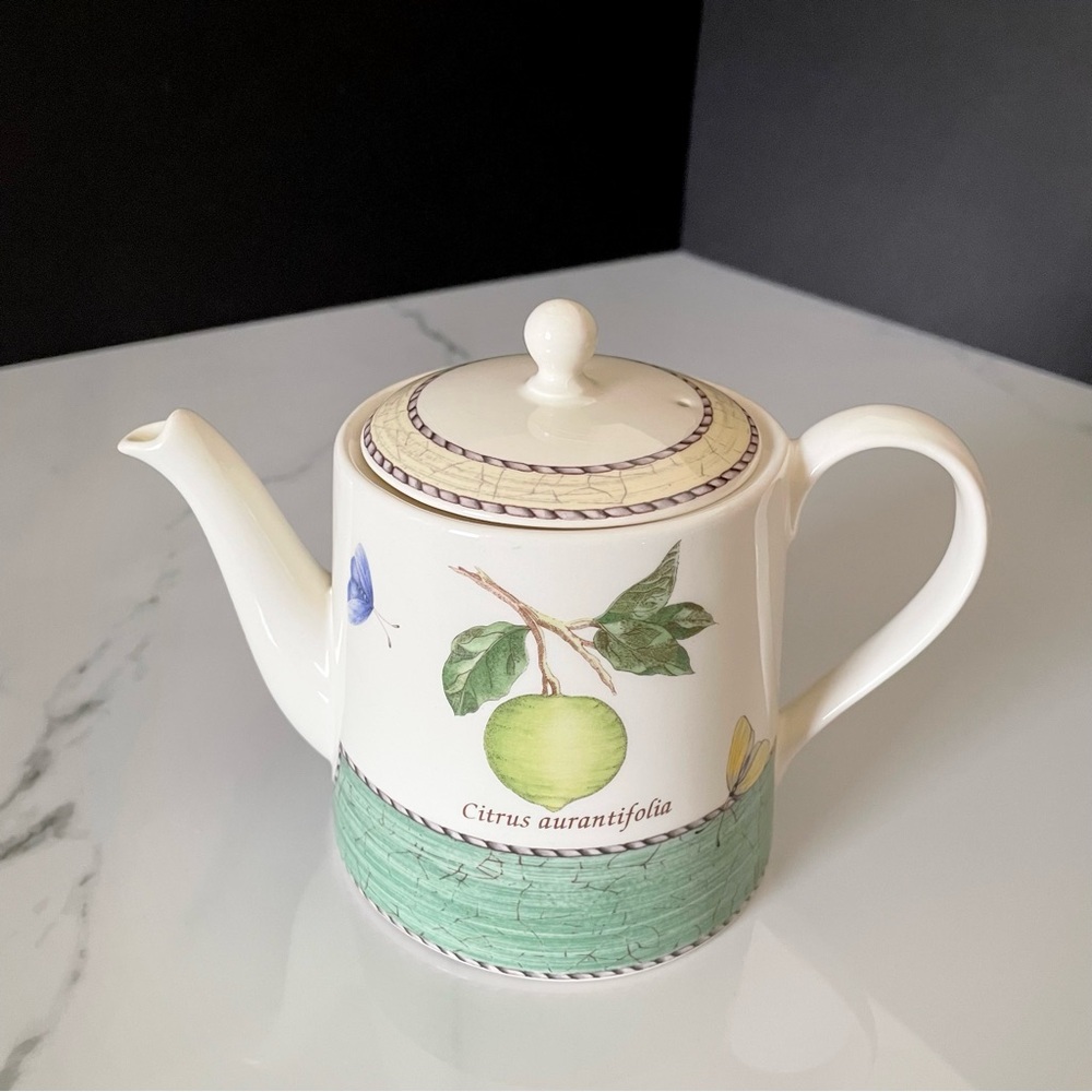 Sarah's Garden Small Teapot, Green "Iced Tea Recipe" by Wedgwood
